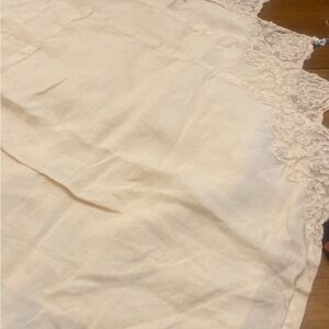 4 vintage lace trimmed dinner napkins
